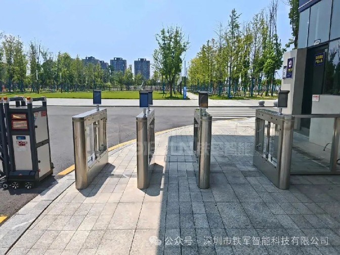 校園防尾隨、防代刷：鐵軍智能校園人臉識別人行通道閘如何做到精準管控